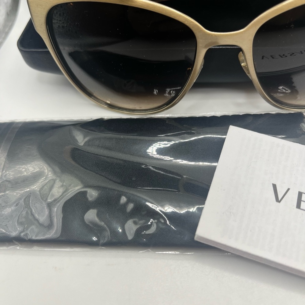 Versace sunglasses like new. With box - Picture 5 of 10